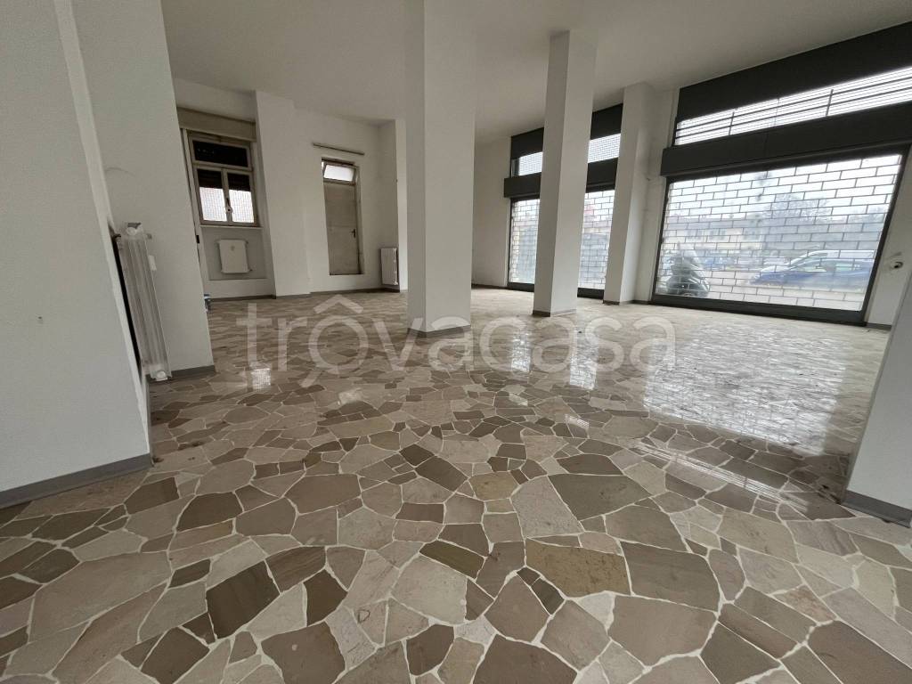 negozio in vendita a Melegnano