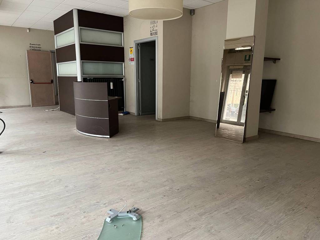 negozio in vendita a Melegnano