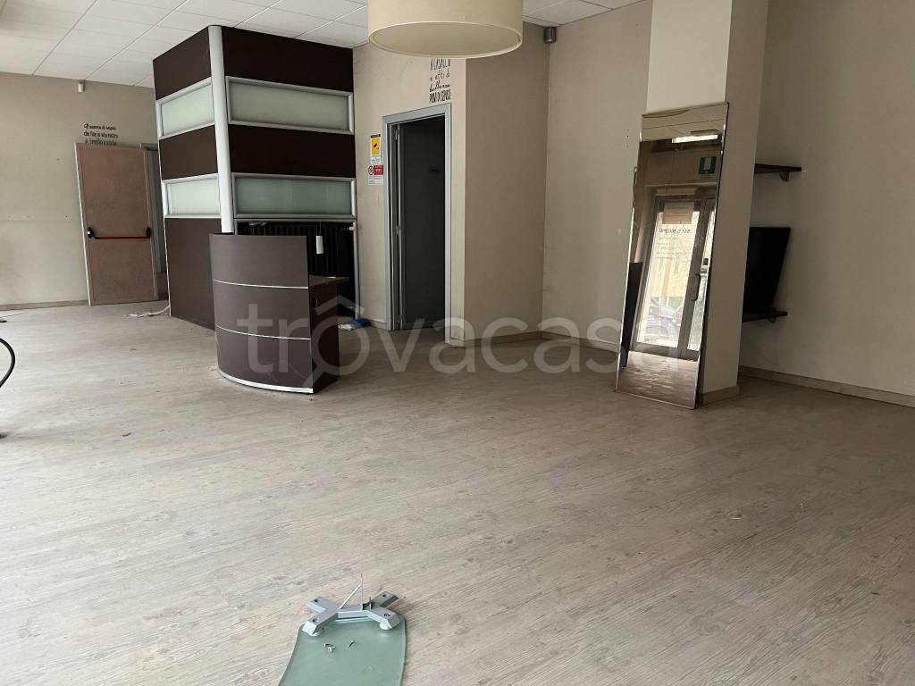 negozio in vendita a Melegnano