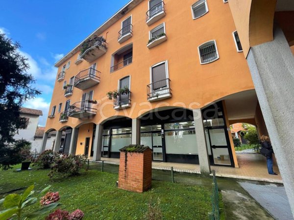 negozio in vendita a Melegnano