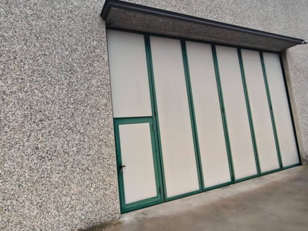 locale commerciale in vendita a Melegnano