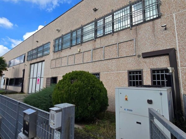 locale commerciale in vendita a Melegnano