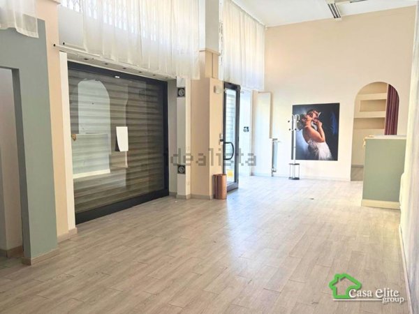 locale commerciale in vendita a Melegnano