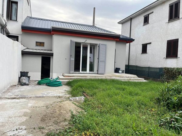 casa indipendente in vendita a Melzo