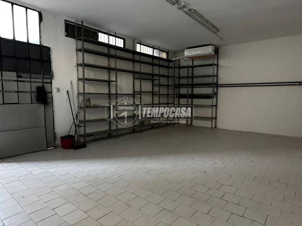 locale commerciale in vendita a Melzo