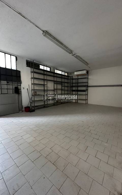 locale commerciale in vendita a Melzo