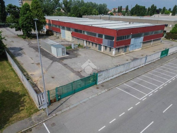 locale commerciale in vendita a Melzo
