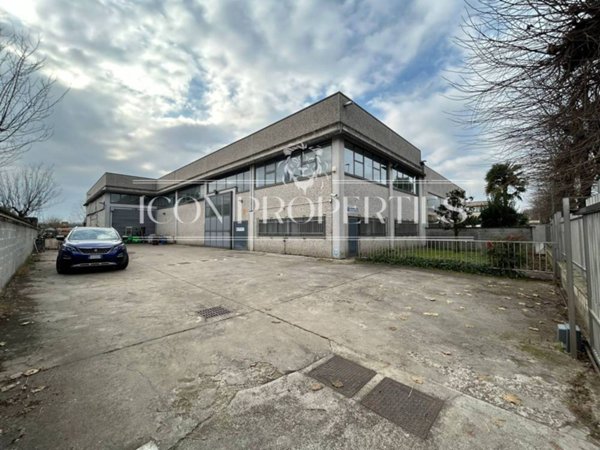 locale commerciale in vendita a Mesero