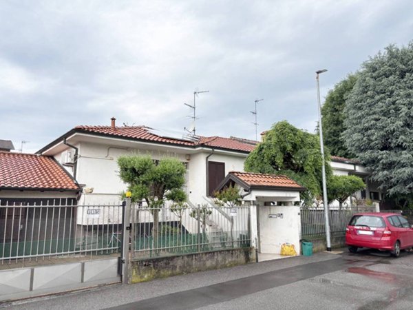 casa indipendente in vendita a Mesero
