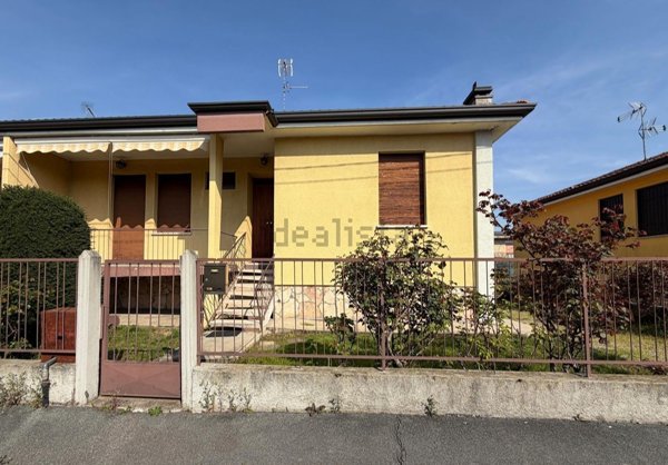 casa indipendente in vendita a Mesero