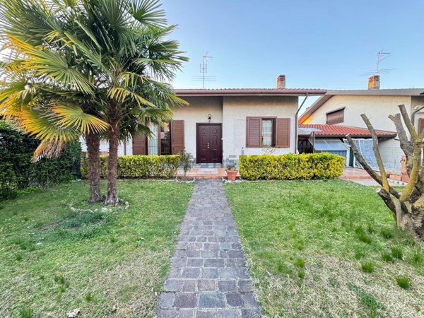 casa indipendente in vendita a Mesero