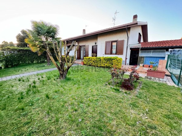 casa indipendente in vendita a Mesero