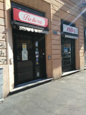 negozio in vendita a Milano in zona Barona