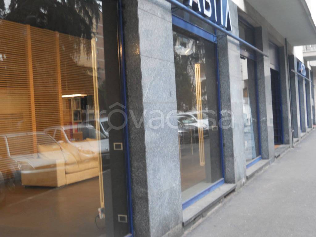 negozio in vendita a Milano in zona Rembrandt