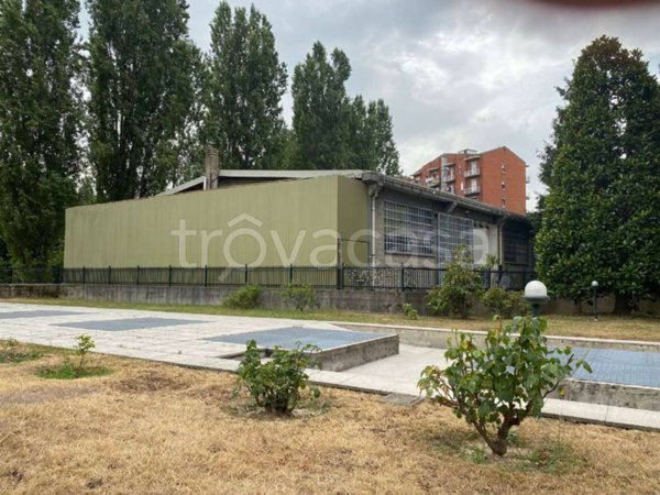 capannone in vendita a Milano in zona Baggio