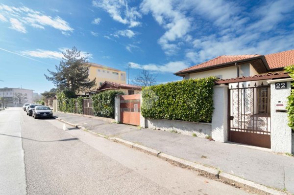 casa indipendente in vendita a Milano in zona Lorenteggio