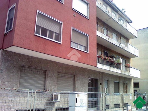 negozio in vendita a Milano in zona Baggio
