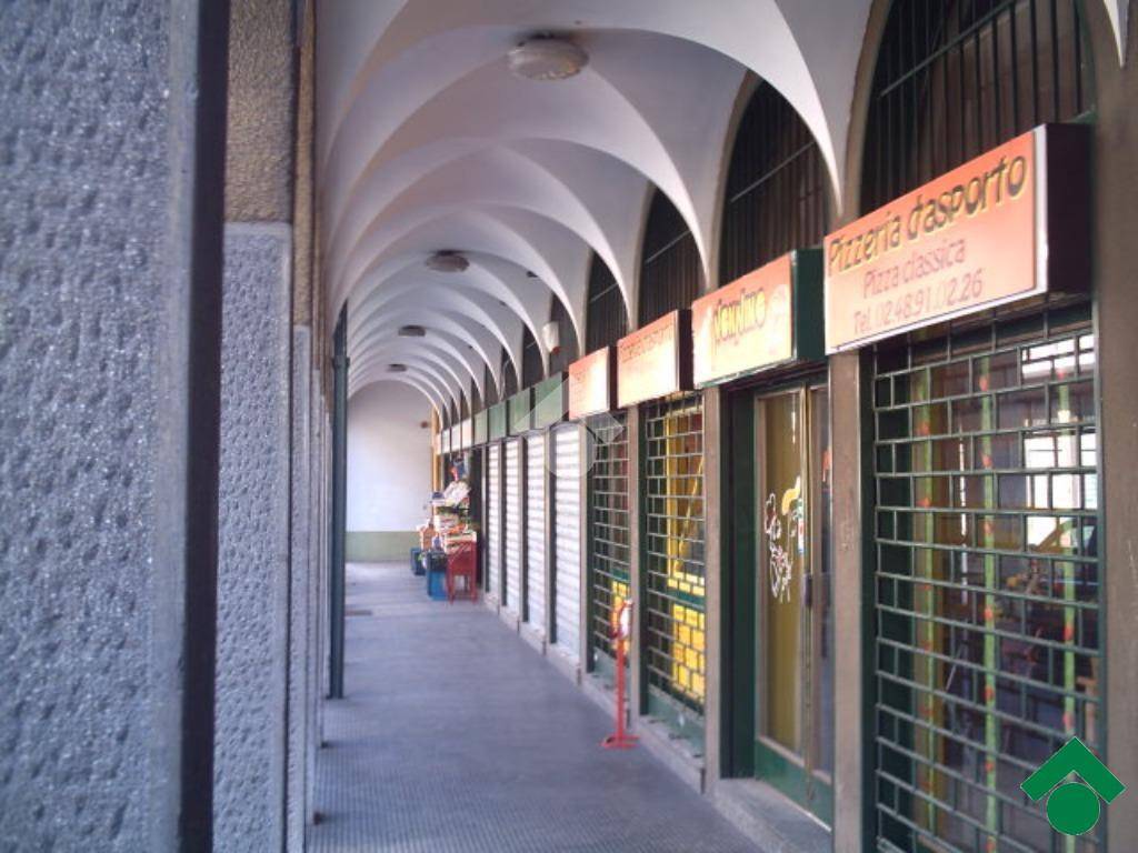 negozio in vendita a Milano in zona Baggio