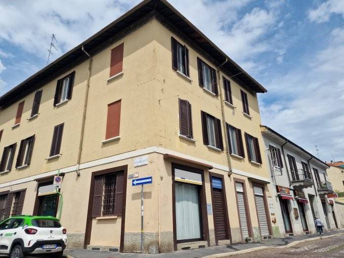 negozio in vendita a Milano in zona Baggio