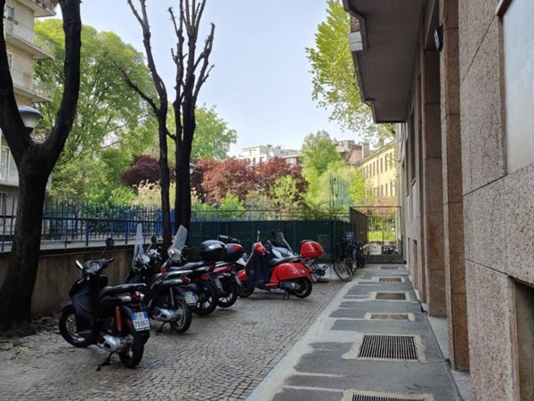 ufficio in vendita a Milano in zona Guastalla