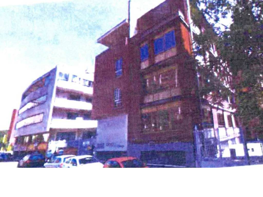 intera palazzina in vendita a Milano in zona Famagosta