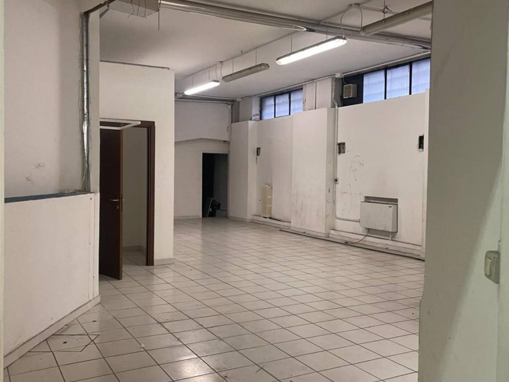 negozio in vendita a Milano in zona Centro Direzionale