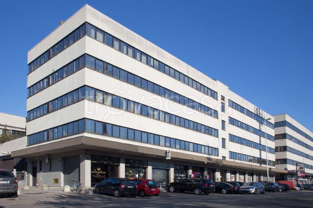 ufficio in vendita a Milano in zona Baggio