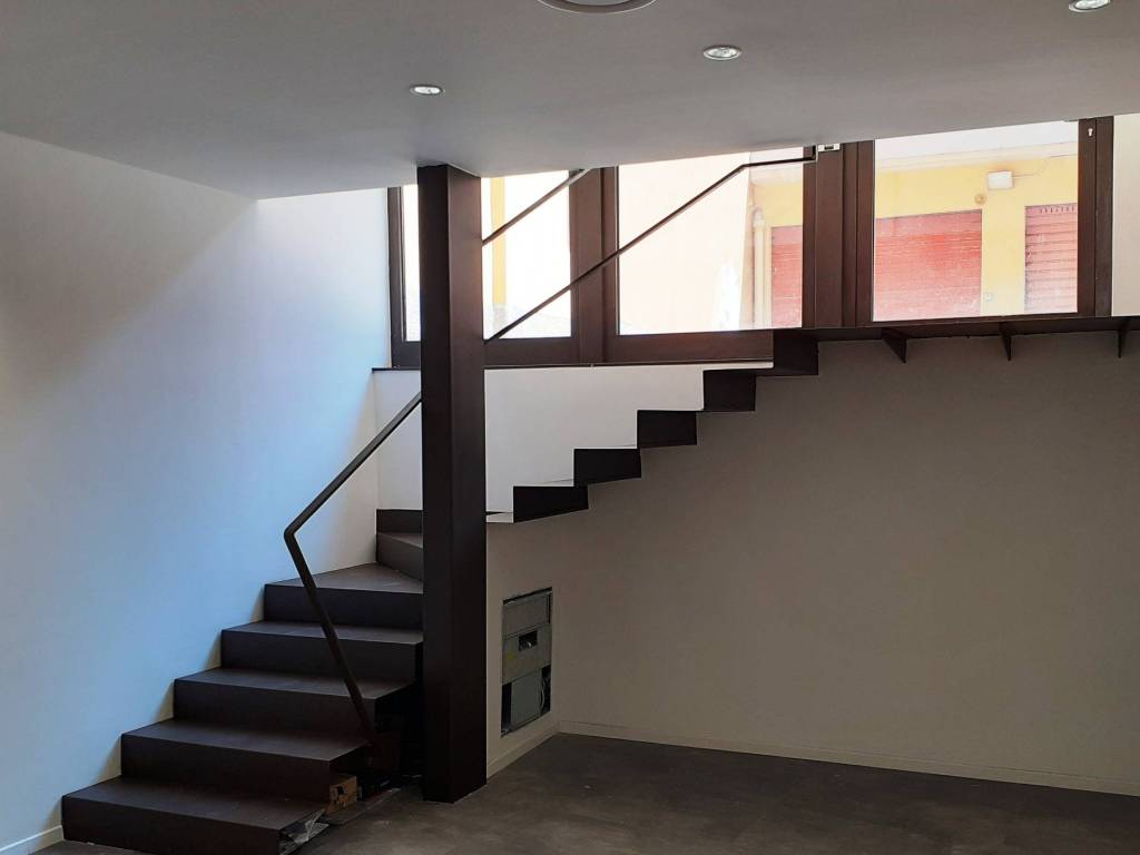 ufficio in vendita a Milano in zona Guastalla