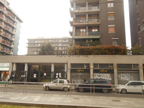 negozio in vendita a Milano in zona Lorenteggio