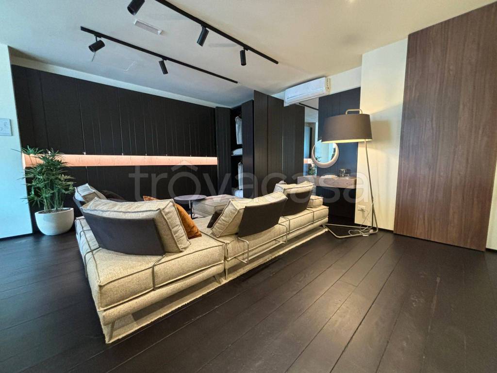 negozio in vendita a Milano in zona Famagosta