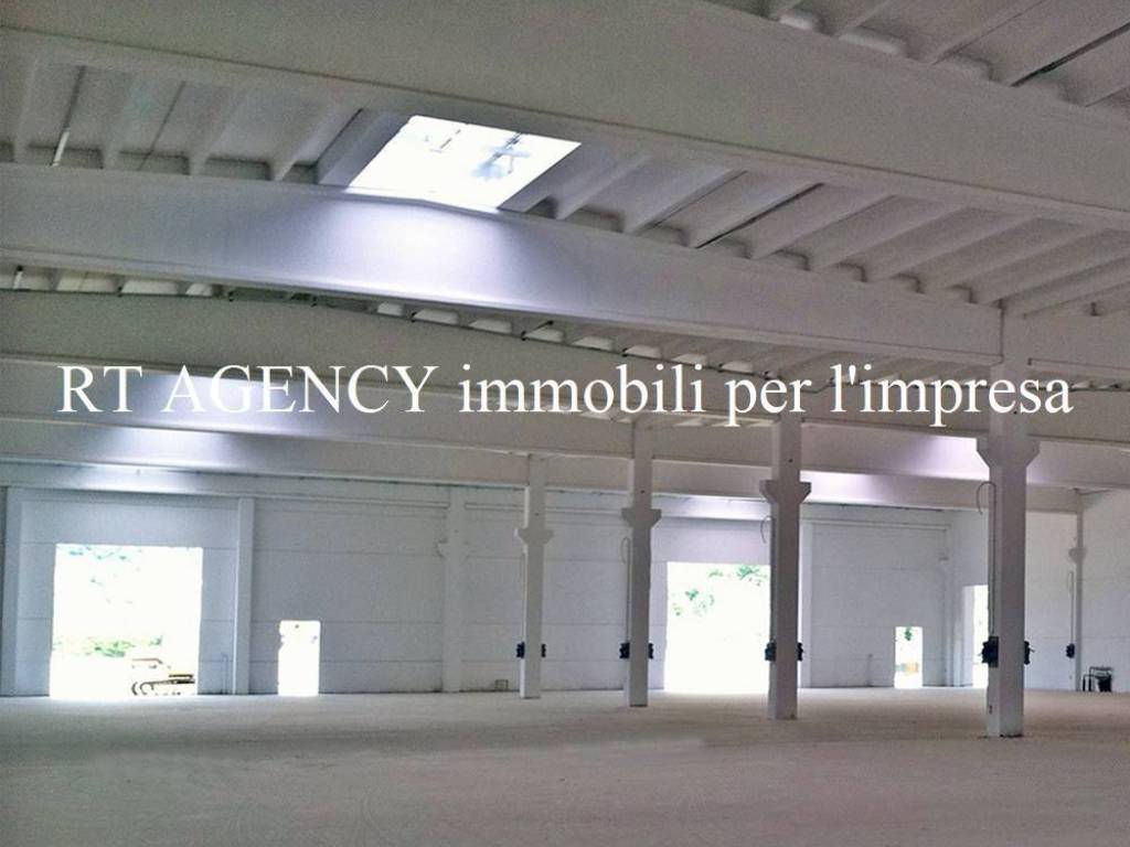 locale commerciale in vendita a Milano in zona Crescenzago
