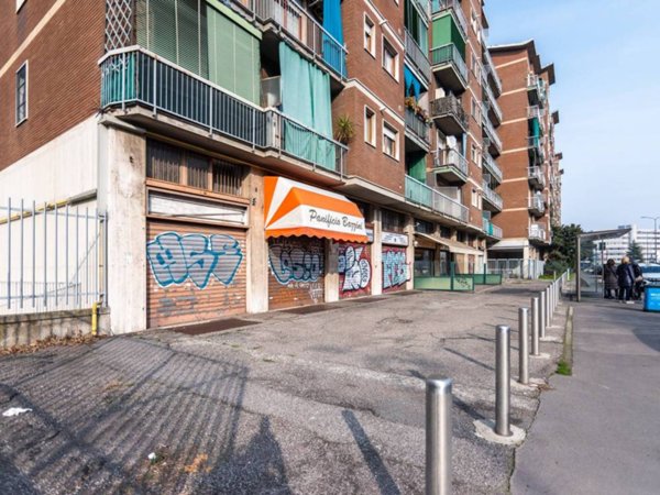 locale commerciale in vendita a Milano in zona Piazzale Lodi