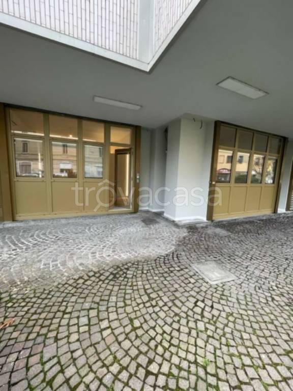 locale commerciale in vendita a Milano in zona Vigentino