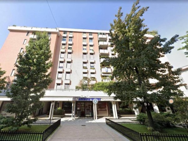 locale commerciale in vendita a Milano in zona Porta Nuova