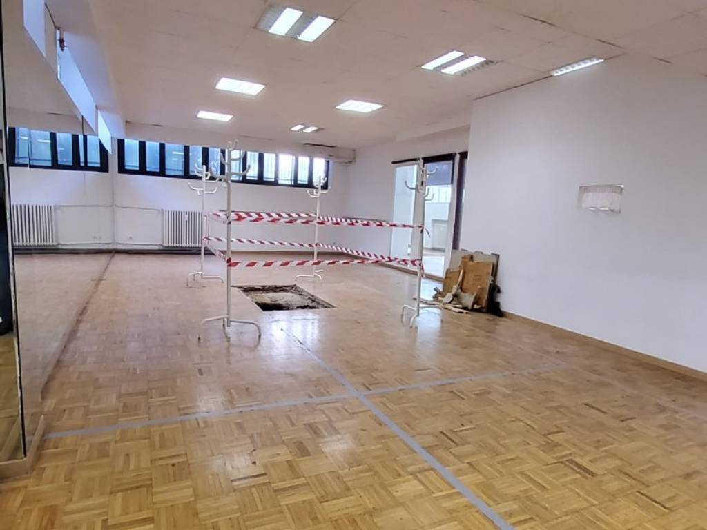 negozio in vendita a Milano in zona Trenno