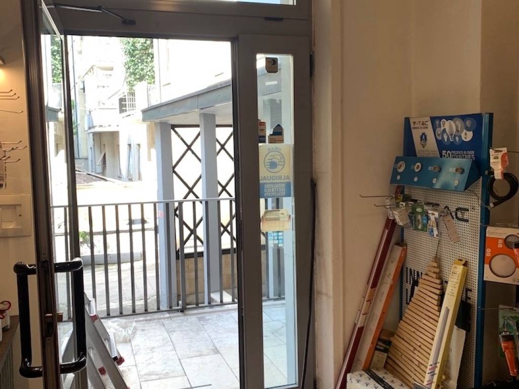 negozio in vendita a Milano in zona Guastalla