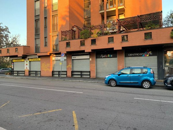negozio in vendita a Milano in zona Baggio