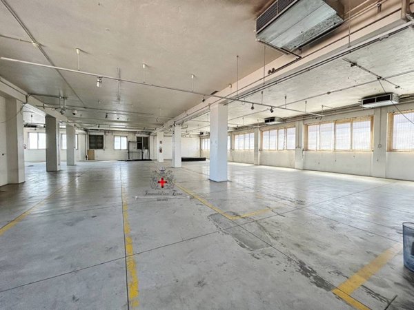 ufficio in vendita a Milano in zona Adriano