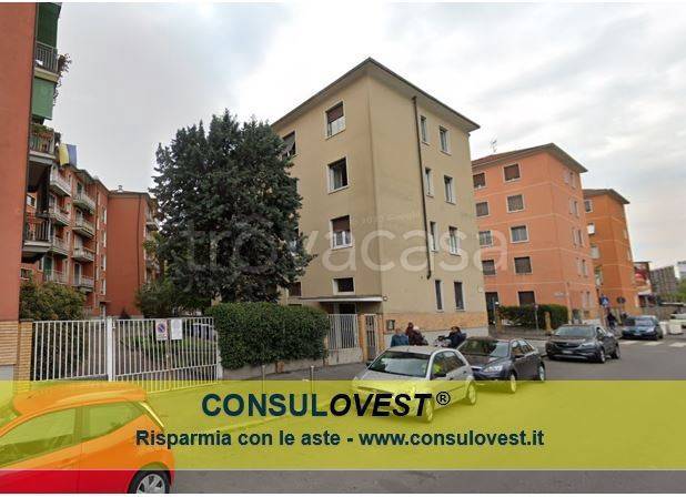 appartamento in vendita a Milano in zona Lorenteggio