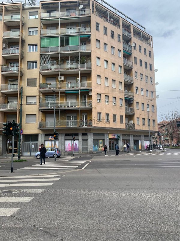 negozio in vendita a Milano in zona Lorenteggio