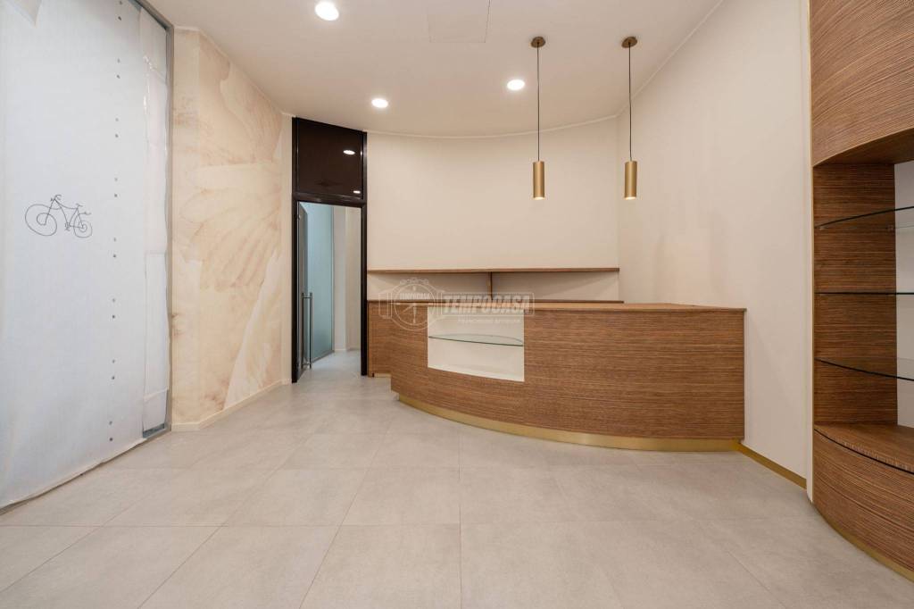 negozio in vendita a Milano in zona Porta Nuova