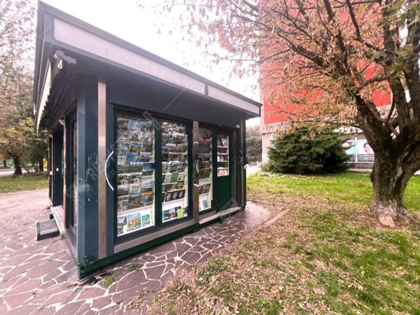 negozio in vendita a Milano in zona Gratosoglio
