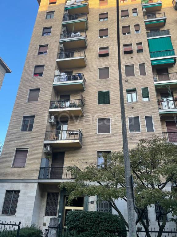 appartamento in vendita a Milano in zona Lorenteggio