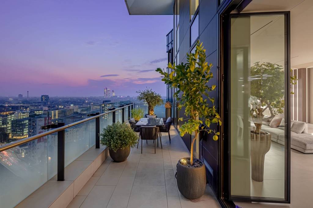 appartamento in vendita a Milano in zona Porta Nuova