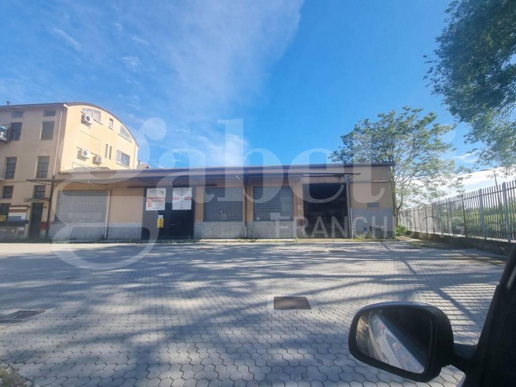 intera palazzina in vendita a Milano in zona Chiesa Rossa
