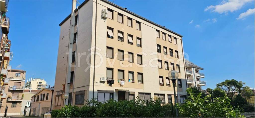 appartamento in vendita a Milano in zona Precotto