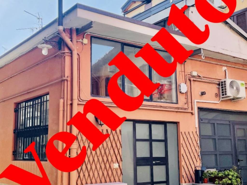 negozio in vendita a Milano in zona Porta Ticinese