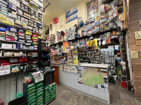 negozio in vendita a Milano in zona Stadera