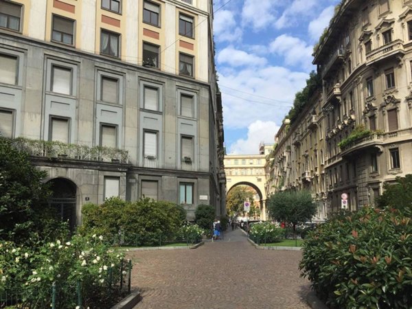 ufficio in vendita a Milano in zona Guastalla
