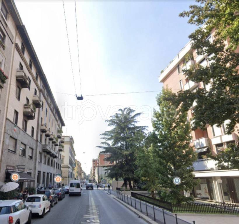 locale commerciale in vendita a Milano in zona Porta Nuova